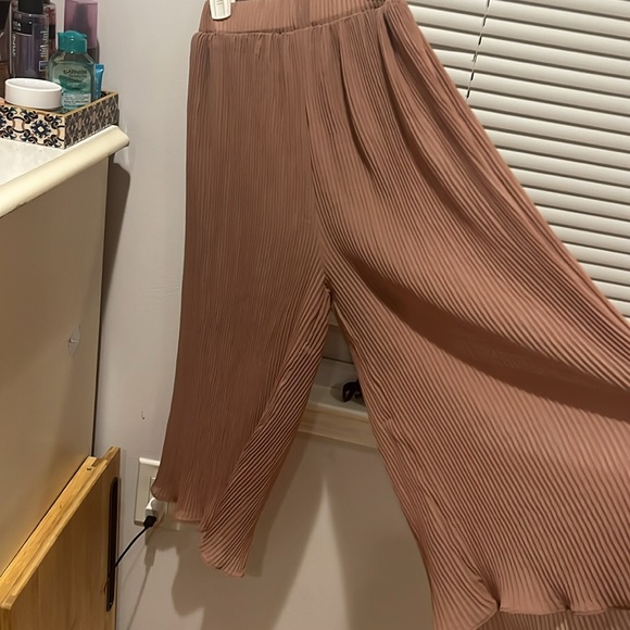 Ruffle Wide Leg cropped pant - Picture 3 of 3